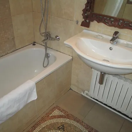 Camelia Prestige - Place De La Nation Hotel 2*